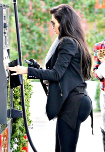 Kim Kardasian tight big butt jeans